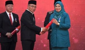Ketua TP-PKK Provinsi Kepri Hj.Dewi Kumalasari Ansar saat menerima Penghargaan Manggala Karya Kencana dari BKKBN RI yang diserahkan Menko PMK Muhadjir