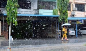 Kondisi Jalan Lalu Lintas wilayah Senggarang diguyur hujan. (Foto: Roland/Presmedia.id)