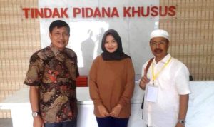Korban KDRT usai melapor berpose dengan Asisten Pengawasan Kejaksaan Tinggi Kepri (Foto korban-Presmedia.id)