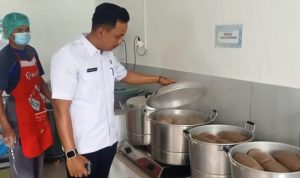 Lurah Seilekop Raja Risnanda Putra meninjau IKM IK Berkah di Sentra Industri Kerupuk Ikan di Perumahan Griya Indo Kencana, Rabu (5/7/2023). (Foto: Hasura/Presmedia.id)