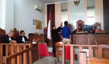 Manager BPR Kepri Bintan M Rahmad Syaroni jadi saksi terpidana Dika Tri Pamungkas mengajukan permohonan Peninjauan Kembali PK Manager BPR Kepri Bintan, M Rahmad Syaroni jadi saksi terpidana Dika Tri Pamungkas mengajukan permohonan Peninjauan Kembali (PK). (Foto: Roland/Presmedia.id)