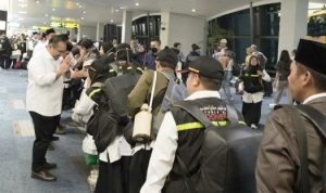 Menteri Agama, Yaqut Cholil Qoumas sambut kepulangan jemaah haji. (Foto: Kemenag/Presmedia.id)
