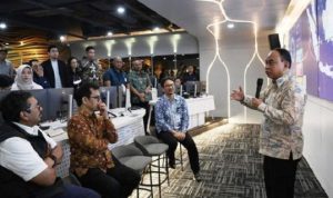 Menteri Budi Arie saat kunjungan kerja ke operasional NOC BAKTI Kominfo di Centennial Tower, Jakarta pada Selasa (25/7/2023). (Foto: Kemenkominfo/Presmedia.id)