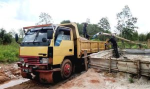Salah satu aktivitas tambang pasir darat di kawasan Bintan, walau tak punya izin namun tetap bisa beroperasi. PT.SPP yang mengaku sudah punya izin akan melakukan pertambangan pasir darat di Kelurahan Kawal kabupaten Bintan.(Foto: Hasura/Presmedia.id)