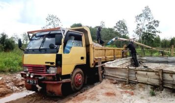 Salah satu aktivitas tambang pasir darat di kawasan Bintan, walau tak punya izin namun tetap bisa beroperasi. PT.SPP yang mengaku sudah punya izin akan melakukan pertambangan pasir darat di Kelurahan Kawal kabupaten Bintan.(Foto: Hasura/Presmedia.id)