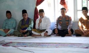 Sekda Kabupaten Bintan, Ronny Kartika menghadiri tradisi tolak bala di Kampung Mansur Kecil di Kelurahan Tembeling Tanjung, Kabupaten Bintan dengan menggelar doa bersama. (Foto: Hasura/Presmedia.id)