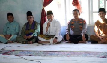 Sekda Kabupaten Bintan, Ronny Kartika menghadiri tradisi tolak bala di Kampung Mansur Kecil di Kelurahan Tembeling Tanjung, Kabupaten Bintan dengan menggelar doa bersama. (Foto: Hasura/Presmedia.id)