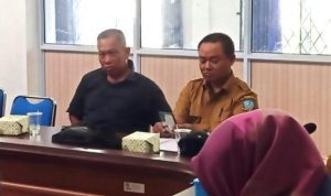Sekdes Dendun Hery Prasetyawan saat mengikuti Rapat Pertemuan Polemik Posisinya sebagai Sekdes dan Istrinya sebagai Kades di Kantor Camat Mantang (Foto: Hasura/Presmedia.id)