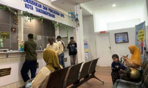 Suasana pelayanan pembuatan KTP di Disdukcapil Tanjungpinang. (Foto: Roland/Presmedia.id) Suasana pelayanan pembuatan KTP di Disdukcapil Tanjungpinang. (Foto: Roland/Presmedia.id)