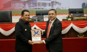 Wakil Ketua II DPRD Kepri Raden Hari Tjahyono saat menerima dokumen KUA-PPAS APBD Perobahan 2023 Provinsi Kepri Dari Gubenrur Ansar Ahmat pada Rapat Paripurna DPRD Kepri, Senin (31/7/2023) (Foto: diskominfo Kepri/presmedia.id).