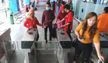 Warga saat masuk ke Pelabuhan SBP.Tanjungpinang saat ini dikenaik tarif Rp10 ribu (Foto Albet-Presmedia.id)