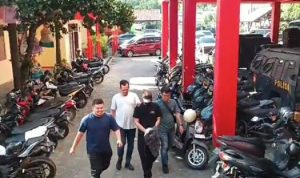 Anggota Unit Tipikor saat menggiring tersangka MN ke Satreskrim Mapolresta Tanjungpinang (Foto: Humas/Presmedia.id)