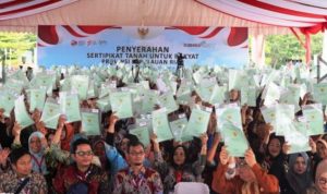 Bersamaan dengan pelaksanaan kegiatan Gugus Tugas Reforma Agraria (GTRA) Summit 2023 di Karimun, Pemerintah menyerahkan 10.668 serifikat tanah pada masyarakat Kepri, Rabu (30/8/2023).