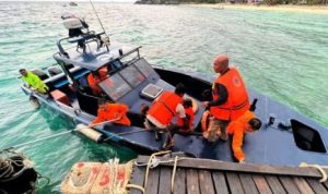 Boat Polisi Malaysia saat mengevakuasi korban (Humas Basarnas/Presmedia.id)