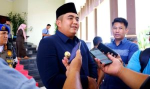 Bupati Bintan, Roby Kurniawan saat diawawancarai awak media. (Foto: Hasura/Presmedia.id)