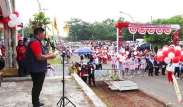 Bupati Bintan Roby Kurniawan saat melepas Regu Lomba Gerak Jalan Tri Lomba Juang dalam memeriahkan HUT RI di Bintan Sabtu 18 8 2023 Bupati Bintan Roby Kurniawan saat melepas Regu Lomba Gerak Jalan Tri Lomba Juang dalam memeriahkan HUT-RI di Bintan, Sabtu (18/8/2023). (Foto: Kominfo Bintan/Presmedia.id)