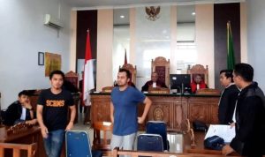 Dua terdakwa M.Syafiq dan Oky Prayoga meninggalkan persidangan usai divonis Hakim PN Tanjungpinang 4 Tahun dan 6 Bulan Penjara karena terbukti edarkan narkoba sabu. (Foto: Roland/presmedia.id)