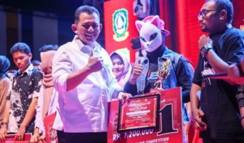 Gubernur Ansar saat menghadiri malam puncak sekaligus penutupan Festival Kopi Merdeka 2023 di Jalan Merdeka Tanjungpinang Minggu 27 8 2023 malam Gubernur Ansar saat menghadiri malam puncak sekaligus penutupan Festival Kopi Merdeka 2023 di Jalan Merdeka Tanjungpinang, Minggu (27/8/2023) malam. (Foto: Kominfo Kepri/Presmedia.id)