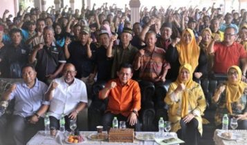 Gubernur Provinsi Kepri Ansar Ahmad, mengumpulkan seluruh perangkat desa di sejumlah kecamatan di kabpaten Bintan 2
