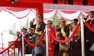 Jadi Inspektur Upacara (Irup) detik-detik Proklamasi HUT-RI ke-78 tingkat Provinsi Kepri di garda terdepan NKRI di Natuna, Menteri dalam negeri (Mendagri) Tito Karnavian, mengenakan baju adat kebesaran Melayu Kepri di Natuna Kamis (17/2023). (Foto: Diskominfo/Presmedia.id)