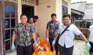 Kanit Reskrim Polsek Tanjungpinang Timur, Ipda Apriadi, bersama Tim Identifikasi, melakukan evakuasi (Foto: Roland/Presmedia.id)