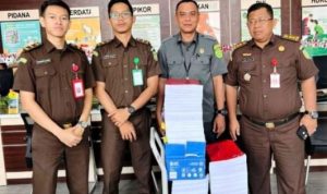 Kejaksaan melimpahkan berkas perkara tika ASN Kepri tersangka korupsi bansos jilid III Provinsi Kepri ke PN Tanjungpinang (Foto: Roland/Presmedia.id)