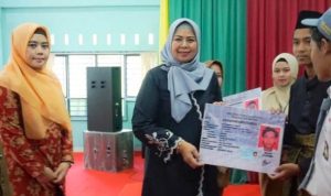 Ketua Komisi IV DPRD Kepri Hj.Dewi Kumalasari Ansar menyerahkan KTP-El pada siswa SMAN 1 Toapaya Bintan (Foto: Humas Bintan/Presmedia.id)