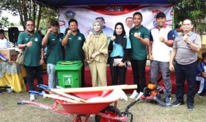 Ketua TP PKK Bintan Hafizha Rahmadhani menyerahkan batuan program Gerbang Kampung di Kelurahan Sei Lekop Bintan, Sabtu (26/08/2023).