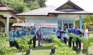Ketua TP PKK Kabupaten Lingga, Maratusholiha Nizar bersama dengan rombongan. (Foto: Aulia/Presmedia.id)