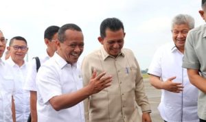Menteri Investasi, Bahlil Lahadalia saat melakukan peninjuaan lahan investasi perusahaan produksi kaca dan solar panel terbesar China di Kawasan Pulau Rempang Barelang, Kota Batam, Kepulauan Riau (Kepri) Mingu (13/8/2023) (Foto: DiskomionfoÂ 