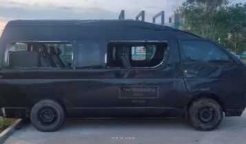 Mini Bus Toyota Hiace BP 7076 BB yang ditumpangi 8 turis asal Amerika Cina dan Singapura diamankan di Kantor Satlantas Polres Bintan Mini Bus Toyota Hiace BP 7076 BB yang ditumpangi 8 turis asal Amerika, Cina, dan Singapura diamankan di Kantor Satlantas Polres Bintan. (Foto: Satlantas Polres Bintan)