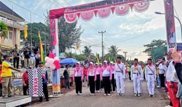 Bupati Bintan Roby Kurniawan beserta Kepala OPD dan FKPD memberi semangat kepada pelajar SDN 019 yang ikut gerak jalan 5 Km di Jalan Trikora, Depan Gedung LAM Bintan, Kijang Kota, Sabtu (19/8/2023). (Foto:Hasura/Presmedia.id)