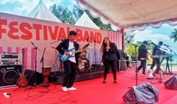 Penampilan grup band pelajar dan mahasiswa dalam acara Muda Fest di Plaza Lagoi Bay, Kawasan Pariwisata Lagoi. (Foto: Hasura/Presmedia.id)