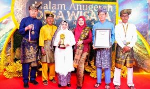 Penerimaan penghargaan sebagai juara 1 ADWI 2023 kategori wisata rintisan. (Foto: Diskominfo Tanjungpinang/Presmedia.id)