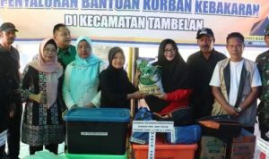 Penyerahan bantuan kepada korban kebakaran di Kecamatan Tambelan. (Foto: Hasura/Presmedia.id)
