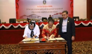 Pimpinan DPRD Kepri Jumaga Nadeak dan wakil Gubernur Kepri Hj.Marlin Agustina menandatangani Nota Kesepakatan KUA PPAS Perubahan APBD 2023 Pimpinan DPRD Kepri Jumaga Nadeak dan wakil Gubernur Kepri Hj.Marlin Agustina menandatangani Nota Kesepakatan KUA-PPAS Perubahan APBD 2023 (Foto: Presmedia.id/humas DPRD)