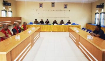 Proses RJ terhadap tiga tersangka penadah barang curian di Aula Kantor Desa Tembeling.(Foto: Hasura/Presmedia.id)