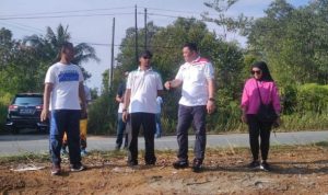 Sekda Bintan Rony Kartika saat melakukan peninjauaan Tempat pemakaman Umum (TPU) Tanjung Uban di Sei Jago Bintan.
