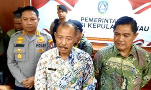 Sekertaris Daerah Pemprov Kepri, Adi Prihantara memberi keterangan usai berdialog dengan perwakilan masa Pemangku Adat Riau yang menolak penggusuran warga rempang di Batam.(Foto: Roland/Presmedia.id)