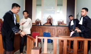 Terdakwa Deri Ariyanto dituntut jaksa 10 tahun penjara pada sidang tuntutan di PN Tanjungpinang, Rabu (8/8/2023) (Foto: Roland/Presmedia.id)