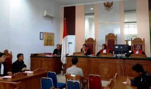 Terdakwa Muhammad Ziddiq saat mendengarkan tuntutan Jaksa pada sidang lanjutan di PN Tanjungpinang, Kamis (3/8/2023). (Foto: Roland/Presmedia.id)