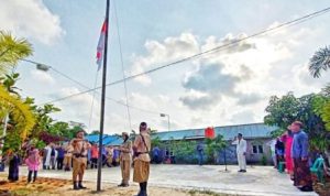 Warga Perumahan Puri Kencana Wungu dan YukiVista, RT2/RW 8, Kelurahan Sei lekop Bintan, menggelar upacara HUT ke 78 Kemerdekaan RI di Komplek Perumahan Kamis (17/8/2023). (Foto: Hasura/Presmedia.id).