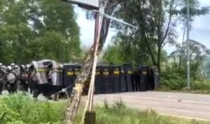 Anggota Polisi dari Polda Kepri dan Poltabes Barelang Batam saat pengamanan pemasangan patok dan pengukuran lahan warga untuk pembangunan kawasan â€œRempang Eco Cityâ€ pada Kamis (7/9/2023). (Foto: Warga dari Lokasi/Presmedia.id).