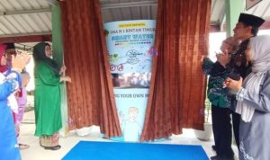 Komisi IV DPRD Kepri Dewi Kumalasari bersama Kepala OPD Pemprov Kepri dan Pemkab Bintan serta Kepsek SMAN 1 Bintan Timur melaunching pengoperasian Fasilitas Air Sehat. (Foto: Hasura/Presmedia.id)