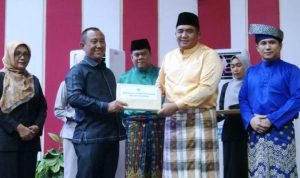 Bupati Bintan Robi Kurniawan menyerahkan Dokumen Perobahan APBD Bintan 2023 ke DPRD Bintan. (Foto: Hasura/Presmedia.id)