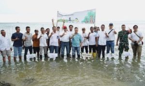 Bupati Lingga Muhammad Nizar dan masyarakat melakukan penanaman pohon, pada hari Agraria dan Tata Ruang (HANTARU) 2023, di Desa Bukit Harapan, Kecamatan Lingga Utara, Senin (1892023). (Foto Auliapresmedia.id).