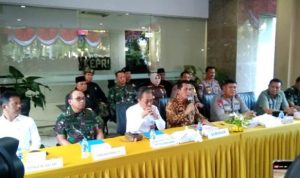 Gubernur Kepri Ansar Ahmad dan Forkopimda gelar konferensi pers pasca kerusuhan di Batam yang juga dihadiri Kepala Badan Pengusahaan (BP) Batam Muhammad Rudi di Graha Kepri, Kota Batam, Selasa (12/9/2023). (Foto: Diskominfo/presmedia.id)