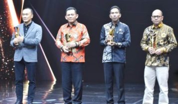 Gubernur Kepri Ansar Ahmad menerima penghargaan Indonesia Awards 2023 kategori Excellent Award for Strategic Initiative. di Jakarta Concert Hall iNews Tower Jakarta Kamis 31 8 2023 Gubernur Kepri Ansar Ahmad menerima penghargaan Indonesia Awards 2023 kategori "Excellent Award for Strategic Initiative." dari Executive Chairman MNC Grup, di Jakarta Concert Hall, iNews Tower, Jakarta, Kamis (31/8/2023). (Foto: Diskominfo Kepri/Presmedia.id)