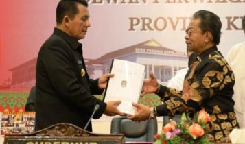 Gubernur Kepulauan Riau Ansar Ahmad menyerahkan draft Rancangan Peraturan Daerah Ranperda ke DPRD Kepri dalam Rapat Paripurna DPRD Provinsi Kepri di Balairung Wan Seri Beni Dompak Gubernur Kepulauan Riau, Ansar Ahmad, menyerahkan draft Rancangan Peraturan Daerah (Ranperda) ke DPRD Kepri dalam Rapat Paripurna DPRD Provinsi Kepri di Balairung Wan Seri Beni Dompak pada Rabu (6/9/2023).