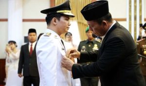 Gubernur Provinsi Kepri Ansar Ahmad melantik Ahdi Muqsith sebagai Wakil Bupati Bintan sisa masa jabatan hasil Pemilihan Kepala Daerah Serentak Tahun 2020 di Gedung Daerah Kepulauan Riau, Tanjungpinang, Jum'at (15/9/2023). (Foto: Kominfo Kepri/Presmedia.id).